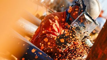 Un trabajador en una industria. (Xinhua)