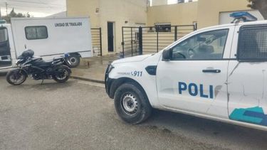 Personal policial y de salud se acercaron a la vivienda, donde estaban las dos personas fallecidas. (La Voz del Pueblo)