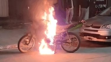 La moto en llamas. (Captura de video)