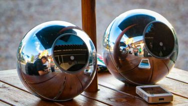 Los Orbs con los que Worldcoin escanea los iris de los voluntarios. (X @ConsumidorPBA)