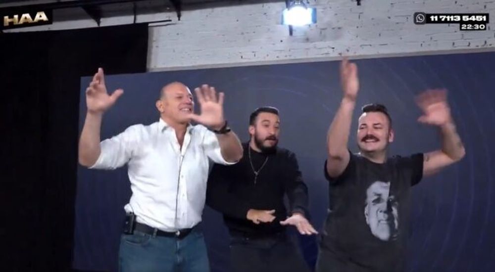 Sergio Berni bailando en un canal de streaming.