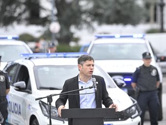 Axel Kicillof al entregar patrulleros en La Plata. Axel Kicillof al entregar patrulleros en La Plata.