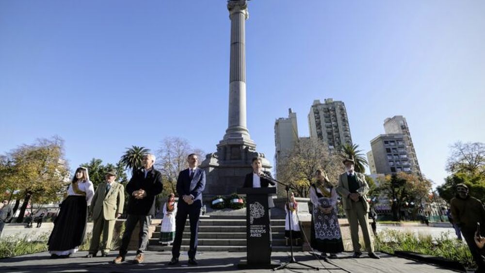 Axel Kicillof encabeza la inauguración de Plaza Italia en La Plata.