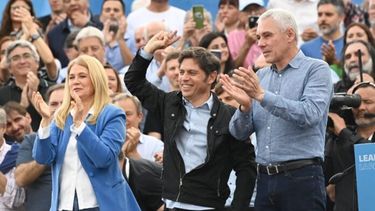 El gobernador Axel Kicillof, junto a Verónica Magario y Fabián Cagliardi. - Gobernación -