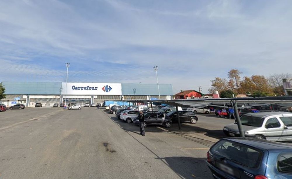 El estacionamiento del supermercado de Lomas de Zamora donde fue encontrado el cadáver.&nbsp;