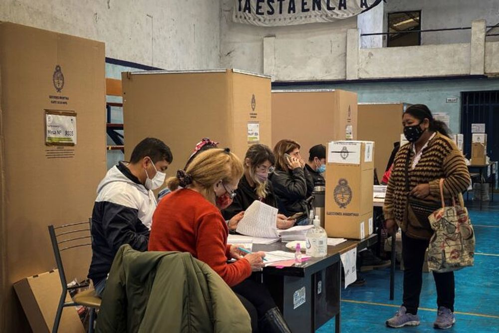 Una mujer llega a su puesto de votación durante la jornada de elecciones primarias, este 12 de septiembre de 2021, en Buenos Aires (Argentina). EFE/Juan Ignacio Roncoroni