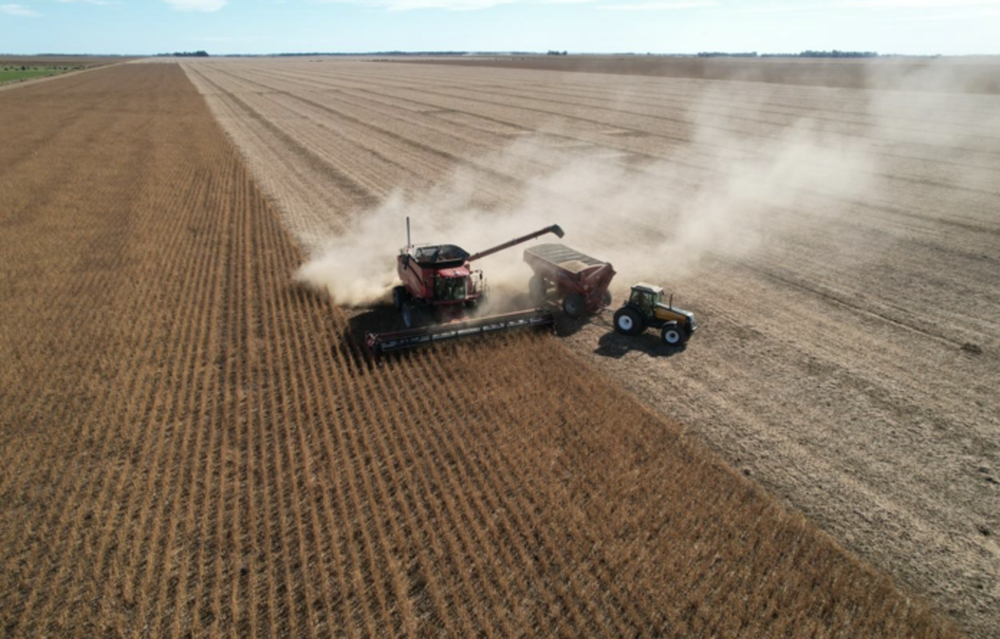 Máquinas trabajando en el campo.
