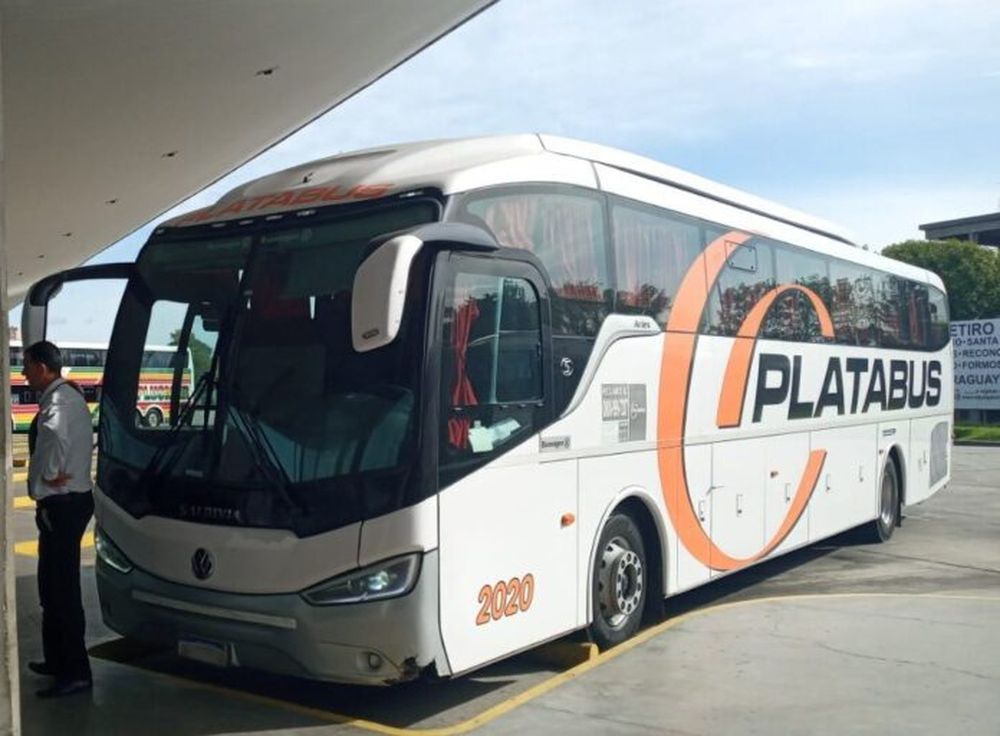 El colectivo de Platabus cuyo chofer iba a salir con drogas en su organismo. (X @InfoCNRT)
