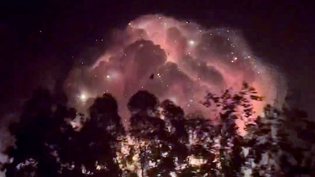 Una de las imágenes de la explosión y el incendio en Ezeiza.