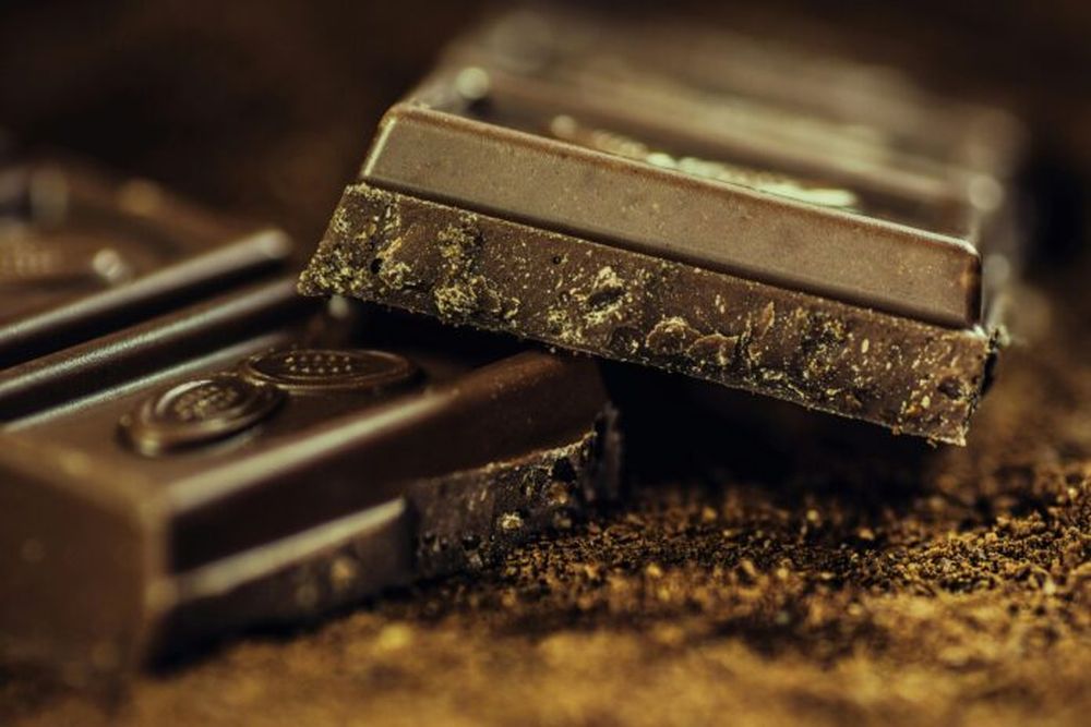 El chocolate es un postre apetitoso pero contiene cafeína, por lo que deberíamos evitarlo en la cena.