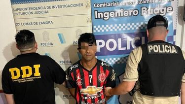 La Policía con Daniel Chamorro, acusado de asesinar a una chica dentro de un hotel alojamiento. (Policía bonaerense)