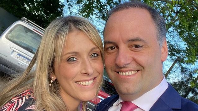 El jefe de Gabinete, Manuel Adorni, junto a su esposa, Betina Angeletti. (Instagram)