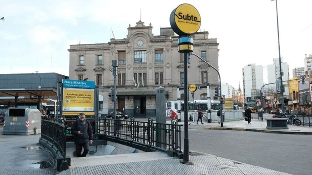 El chico fue encontrado durmiendo en una parada de colectivos de la Plaza Once de Septiembre o Miserere.