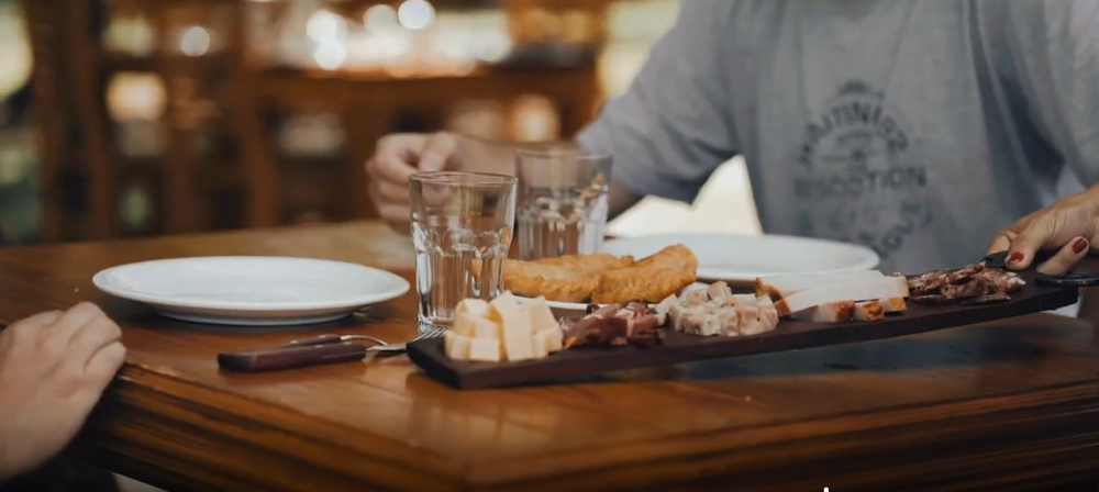 Picadas y empanadas fritas, ineludibles en Carlos Keen.