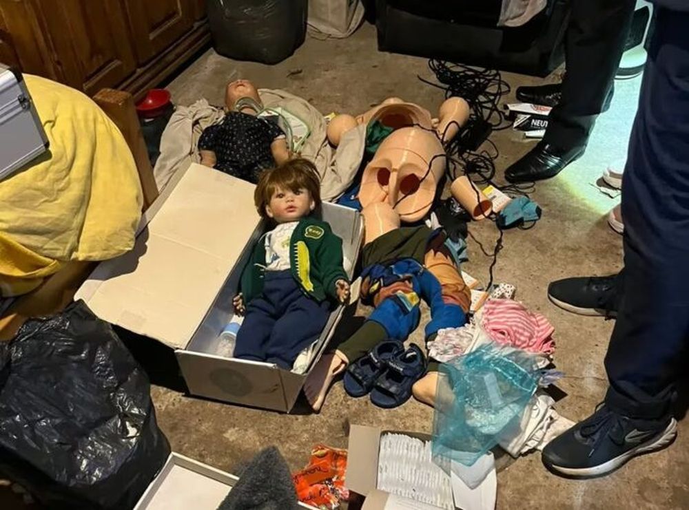 Algunos de los muñecos hallados en el domicilio del sospechoso. (Interpol)