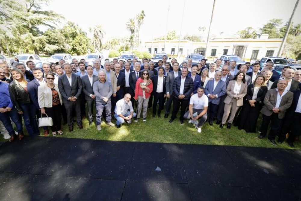 Kicillof junto a intendentes de todas las fuerzas.