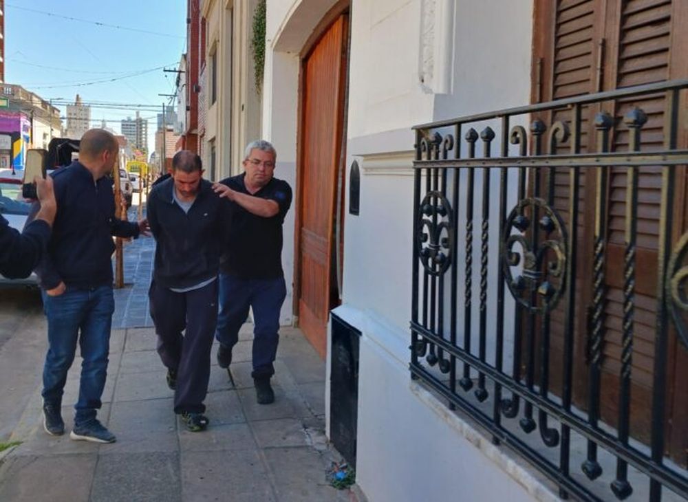 Jonathan Latapie reingresado a la DDI luego de declarar. (El Norte)