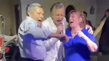 Captura del polémico video en donde se encuentran Jorge Olivera, Ramón Palito Ortega y Marta Ravasi, en plena fiesta. (Captura de Video)