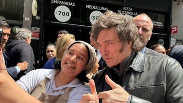 Javier Milei fue a la pizzería donde se refugió el influencer Fran Fijap. (X)