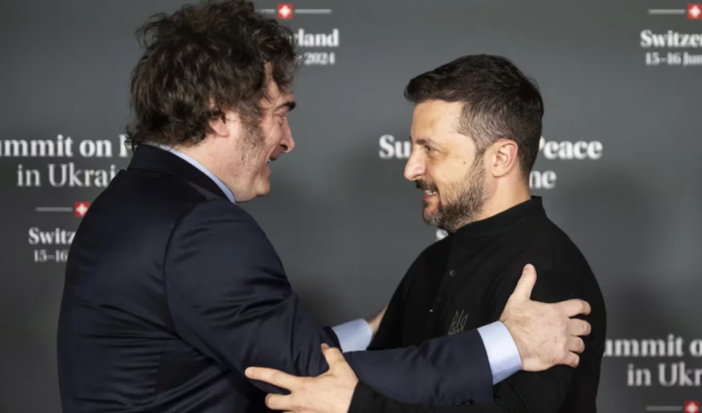 El presidente Javier Milei junto a su par ucraniano, Volodimir Zelensky.