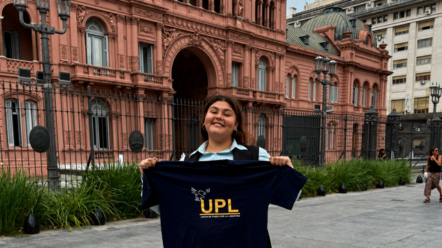 Ariana Medina, militante universitaria del espacio libertario, recibió el apoyo del diputado Sebastián Pareja.