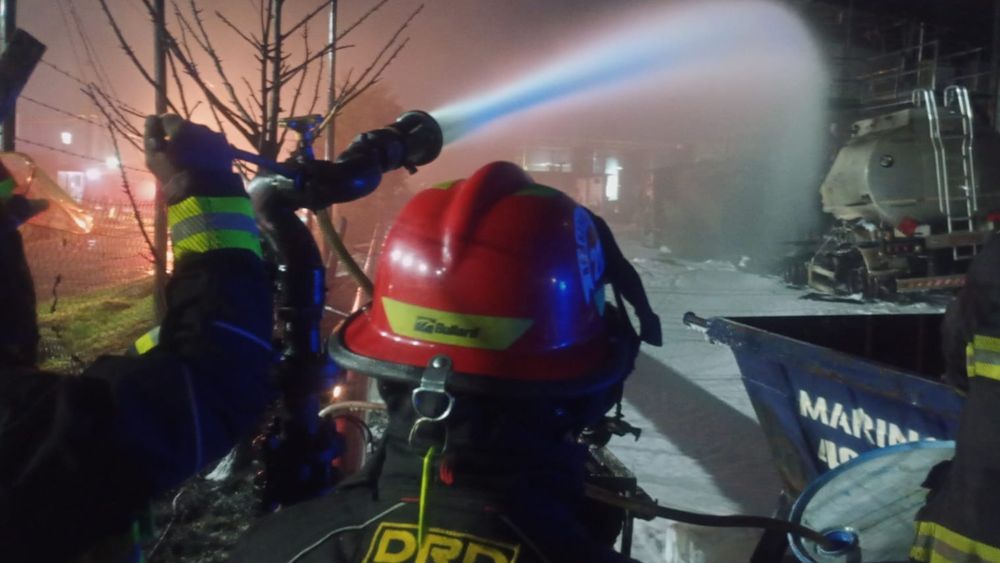 Varias dotaciones lucharon contra el incendio en el Parque Industrial Pilar. Varias dotaciones lucharon contra el incendio en el Parque Industrial Pilar.