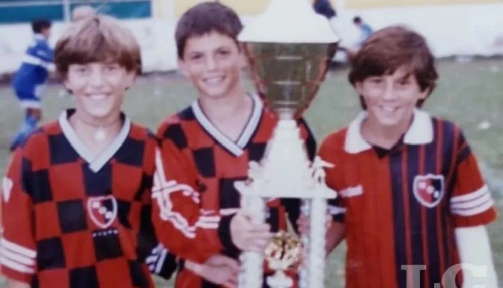 Messi, cuando Newell's fue subcampeón del Mundialito de Aldosivi, en Mar del Plata. Fue en 1999 y Lionel no pudo jugar porque se había quebrado la muñeca izquierda. En la foto se aprecia el yeso.