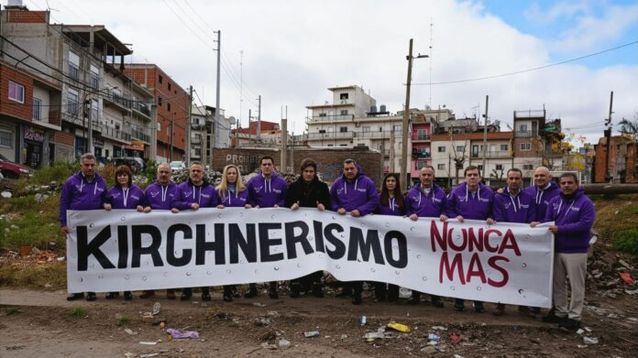 Milei en un baldío de Villa Celina, con sus candidatos y la bandera de la polémica: imagen politica de la semana. (X @LLibertadAvanza)