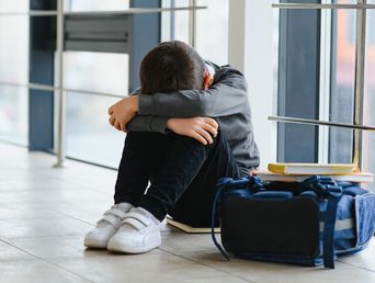 La violencia que se da en ámbitos escolares es un fenómeno complejo, vinculado a determinantes sociales y culturales. La violencia que se da en ámbitos escolares es un fenómeno complejo, vinculado a determinantes sociales y culturales.