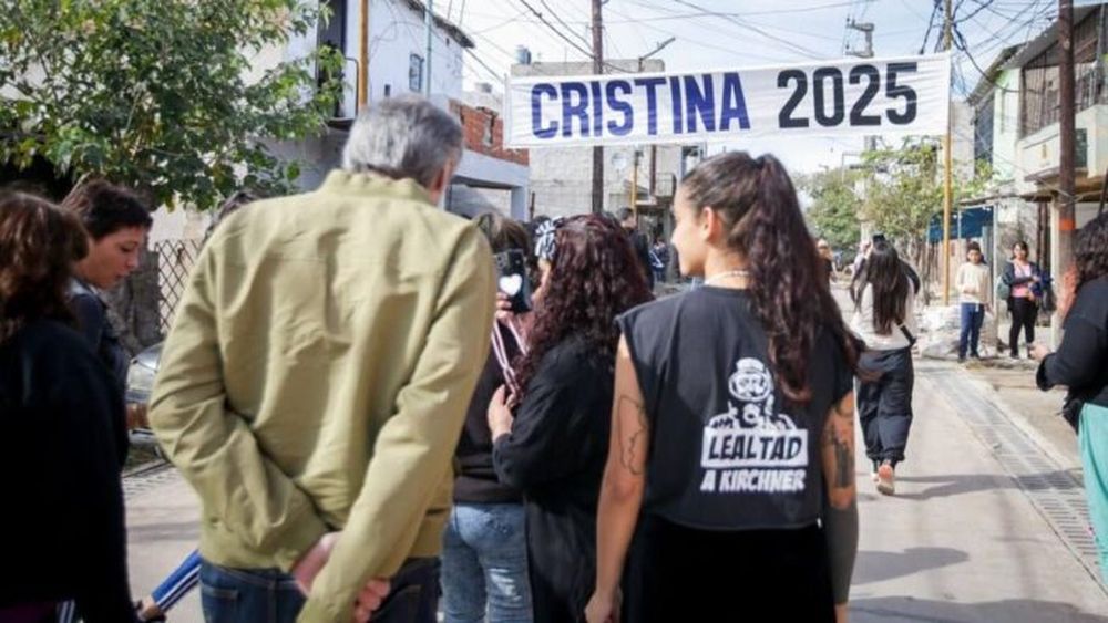 Mayra Mendoza y Máximo Kirchner, de recorrida en Quilmes. - Municipalidad de Quilmes -