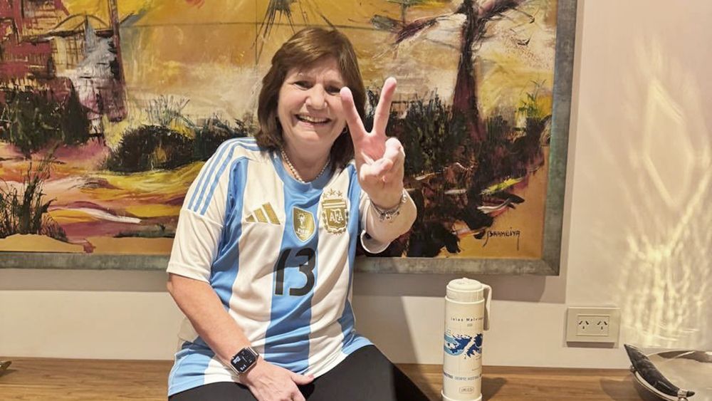 La exministra de Seguridad y legisladora por La Libertad Avanza, Patricia Bullrich, posteó una foto con un gesto llamativo, alusivo a la victoria, vistiendo la albiceleste con el número 13, que usa Cristian Cuti Romero. La exministra de Seguridad y legisladora por La Libertad Avanza, Patricia Bullrich, posteó una foto con un gesto llamativo, alusivo a la victoria, vistiendo la albiceleste con el número 13, que usa Cristian Cuti Romero.