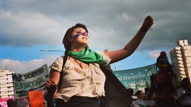 Este año, en nuestro país, los principales ejes de reclamo están centrados en lo que el movimiento de mujeres concibe como un “fuerte retroceso” a partir del desfinanciamiento de las políticas de género.