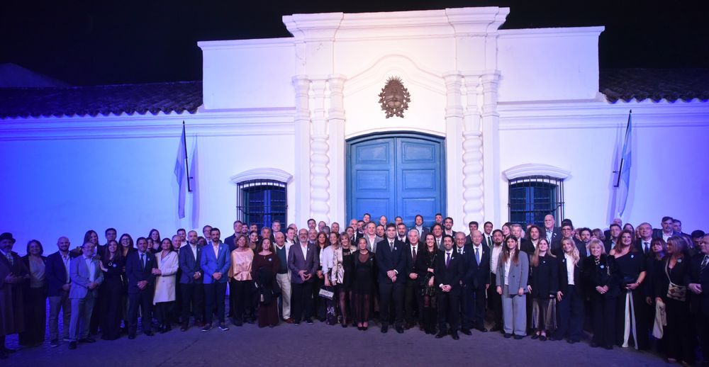 Todos los asambleístas de ADEPA delante de la Casa Histórica.