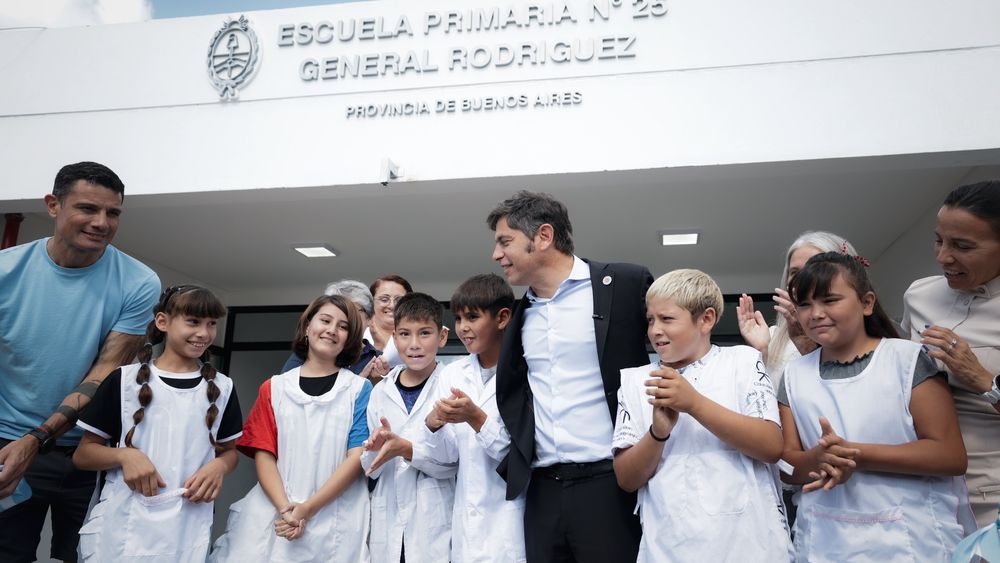 El gobernador Axel Kicillof junto a alumnos de la primaria.&nbsp;