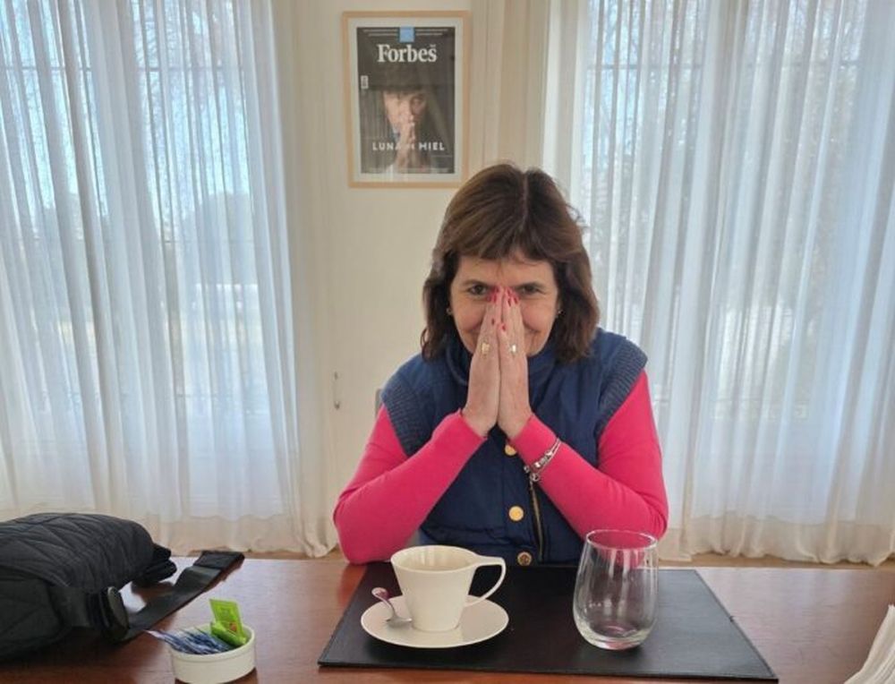La ministra Patricia Bullrich, desayunando -supuestamente- con Javier Milei.