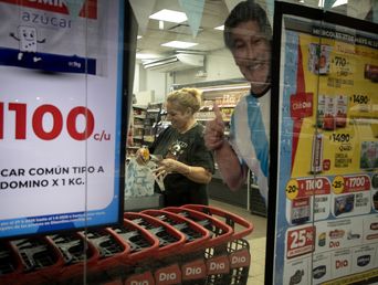 Una mujer dentro de un superpercado. (Agencia Xinhua)