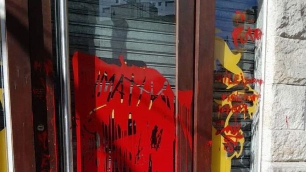El frente del local de LLA en Belgrano y Mitre, vandalizado y con escritos contra el Presidente.