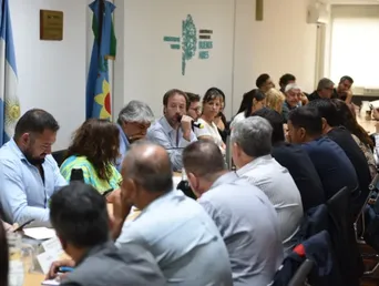 El ministro de Economía, Pablo López, en una reunión de paritarias con los gremios. El ministro de Economía, Pablo López, en una reunión de paritarias con los gremios.