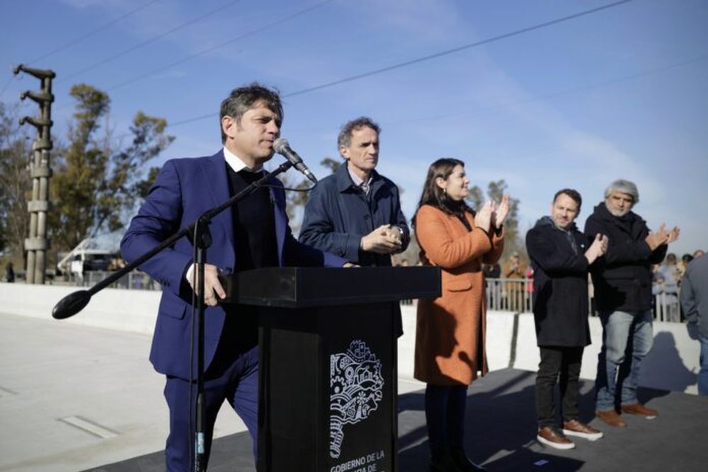 El gobernador Axel Kicillof encabezó el acto de inauguración de un nuevo puente sobre el Río Reconquista que mejora la conectividad entre los municipios de Moreno e Ituzaingó.