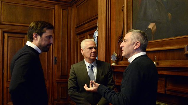 El cortesano Sergio Torres junto a los ministros Andrés Larroque y Nicolás Kreplak.&nbsp;