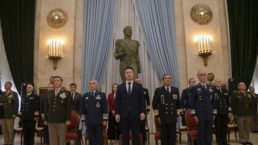 El ministro Luis Petri con los militares ascendidos de manera retroactiva.