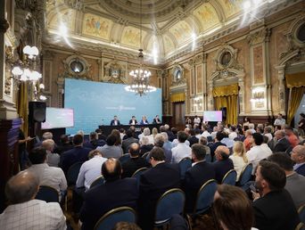 Kicillof, junto a Bianco, Magario y López, ante intendentes en el Salón Dorado de Gobernación. Kicillof, junto a Bianco, Magario y López, ante intendentes en el Salón Dorado de Gobernación.