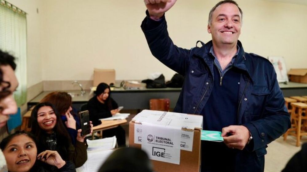 Manuel Adorni cuando votó en la elección porteña en la que resoultó electo legislador.