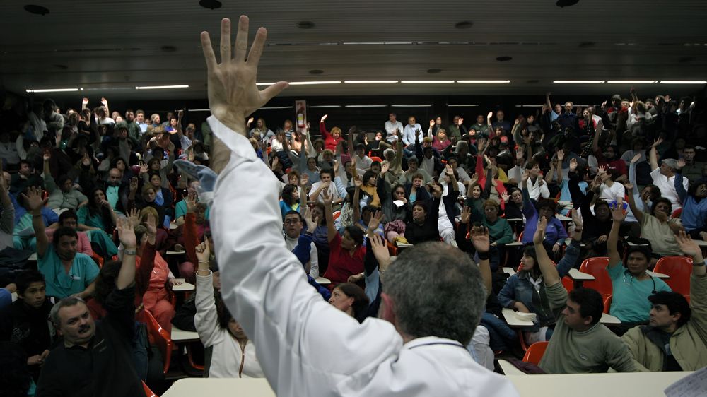La fuga de profesionales alcanzó niveles inéditos, con 245 renuncias desde que comenzó el conflicto