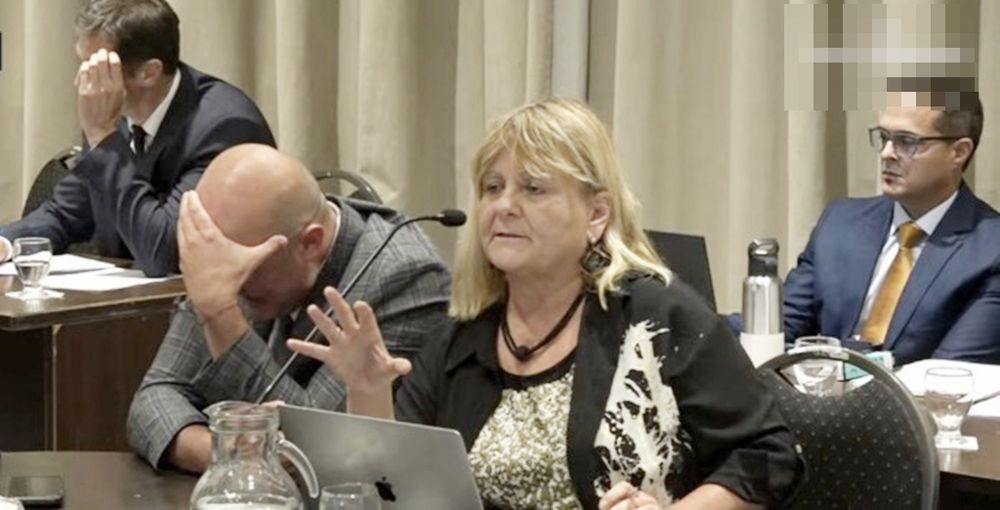 Riva junto a su abogada defensora durante la primera audiencia del Jury en La Plata.