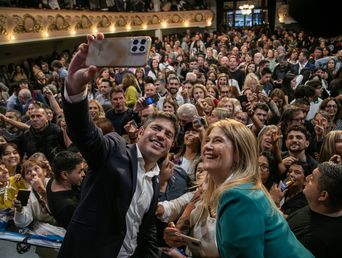 Kicillof con Magario en el Teatro Roma. Kicillof con Magario en el Teatro Roma.