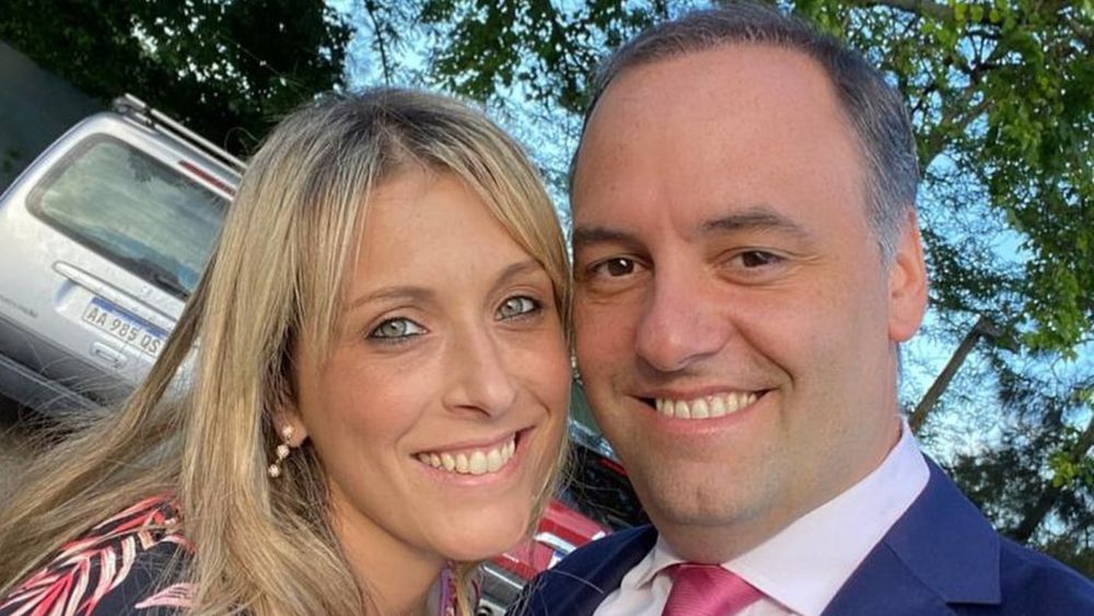 El jefe de Gabinete, Manuel Adorni, junto a su esposa, Betina Angeletti. (Instagram)