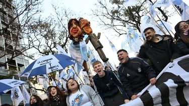 Manifestantes arrivan esta tarde a Plaza de Mayo. (Foto/DIB)
