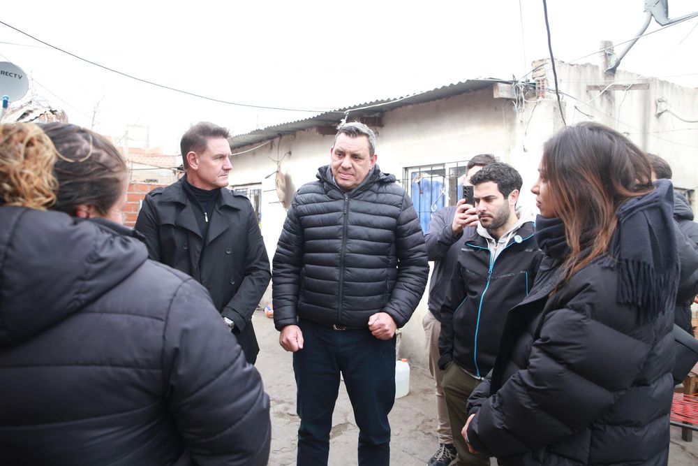 Maximiliano Bondarenko junto a vecinos.&nbsp;