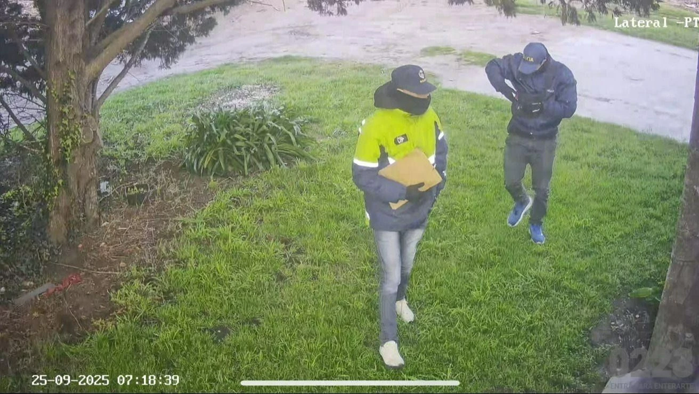 Los falsos policías quedaron registrados por varias cámaras de seguridad.